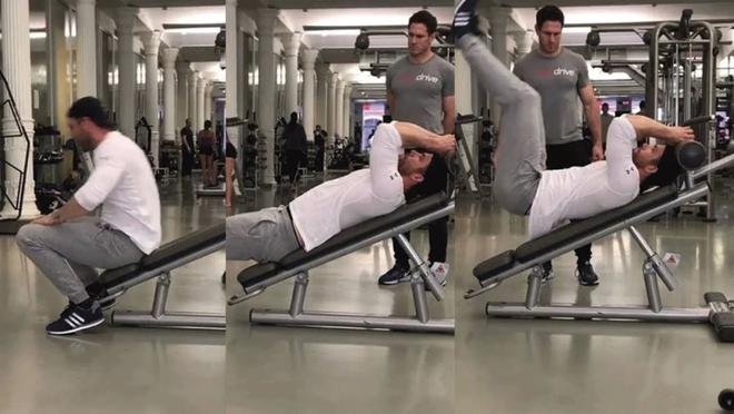 Calentamiento de Ryan Reynolds en el gimnasio