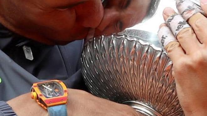 Rafa Nadal abraza el trofeo de su victoria en Roland Garrós