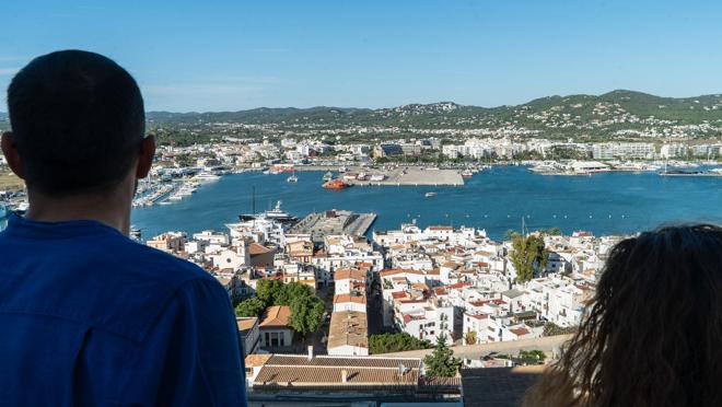 Vista panorámica desde lo alto de Dalt Vila, desde la entrada de la catedral