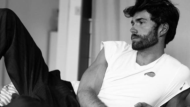 El modelo lleva cortes en su camisa blanca con mucho estilo