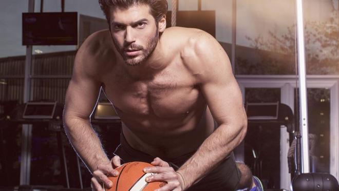 El sacrificio, la constancia y la disciplina ayudan a Can Yaman mantenerse en forma