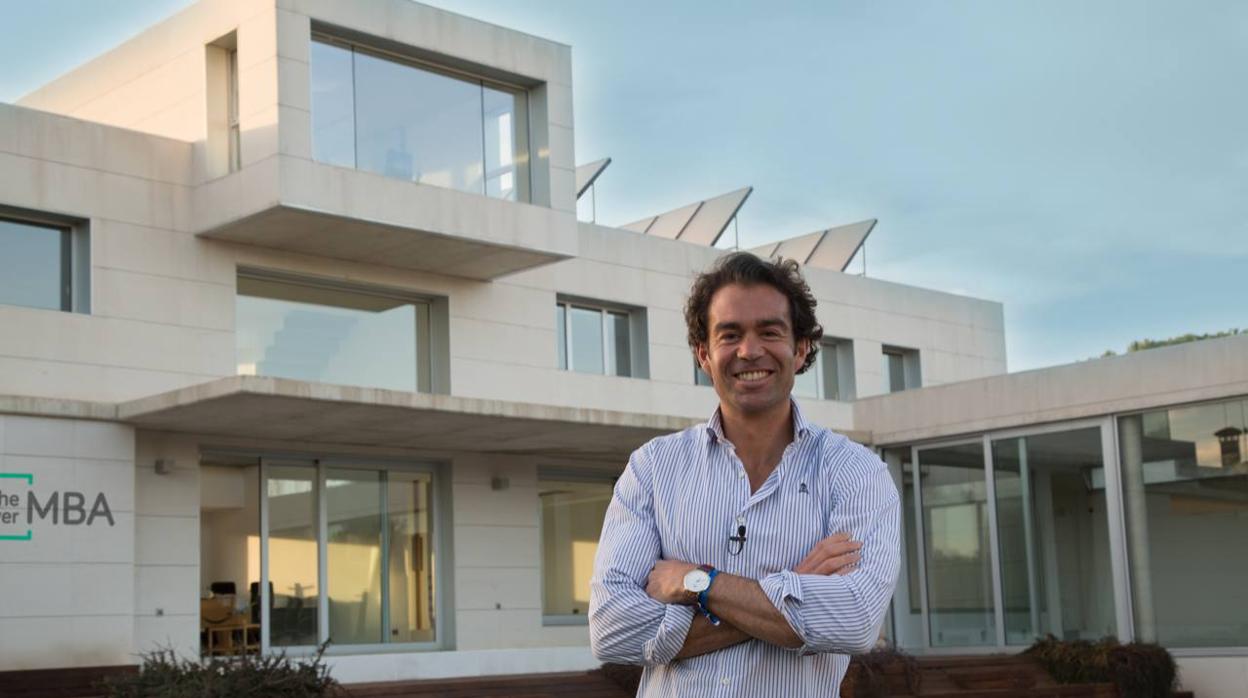 Borja Adanero frente a la nueva sede de thePowerMBA en el norte de Madrid.