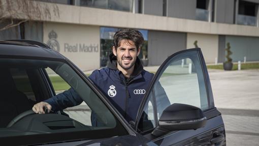 Isco Alarcón posa ante su Audi Q7 50 TDI quattro tiptronic en negro orca Gris Daytona