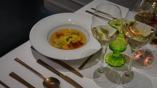 Caldo de Navidad, ravioli de pularda y papada de ibéico