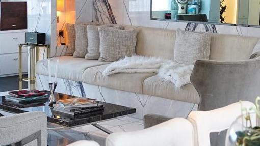 Plaids en los rincones y mantas de pelo en los sofás