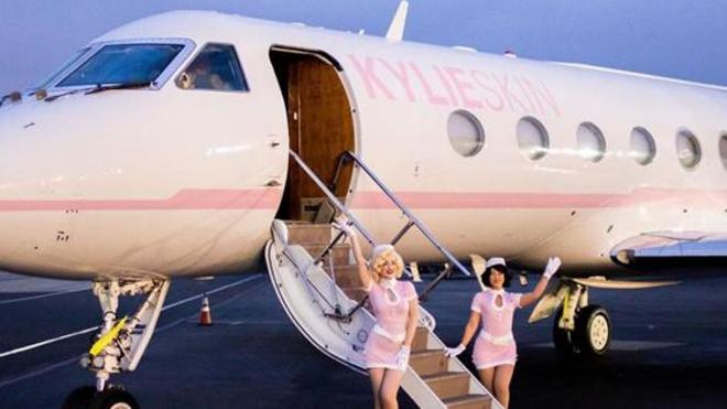 Kylie Jenner, su hija Stormie y un grupo de amigas en su jet ptivado