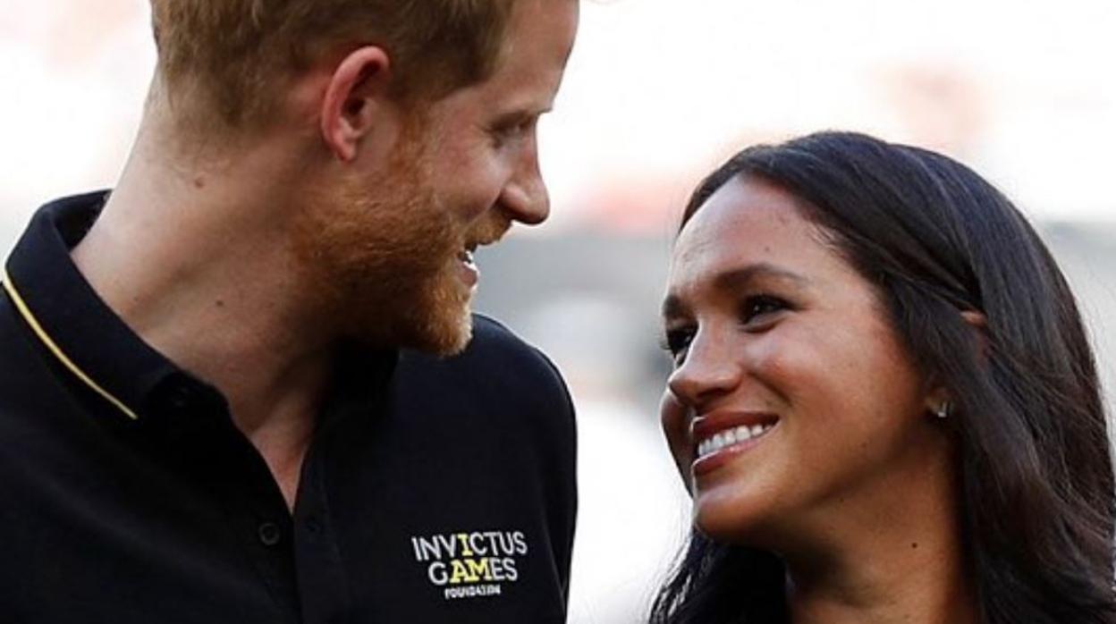 La pareja posa en los Invictus Games, de los que Harry es líder e icono