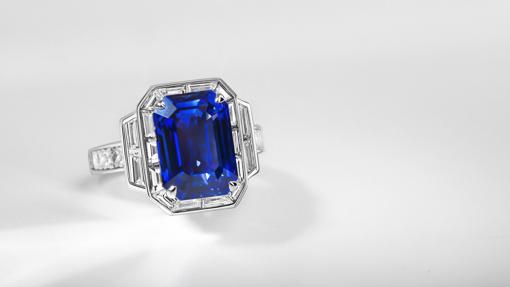 Anillo realizado en oro blanco con zafiro azul
