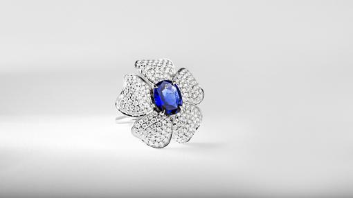 Anillo con forma de azul realizado con diamantres y zafiro azul central