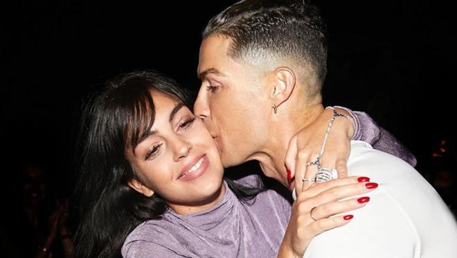 La pareja en la imagen con la que felitaron el año nuevo a sus seguidores