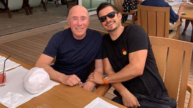 El magnate junto a Orlando Bloom en una de sus fiestas a bordo del yate