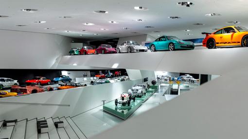 Imagen del interior del museo de Porsche de Stuttgart