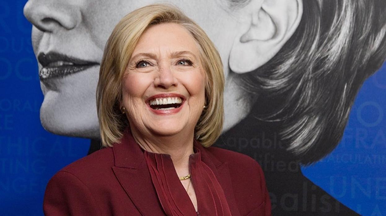 Entre otros, se ofrece tomar un "café vrtual" con Hillary Clinton
