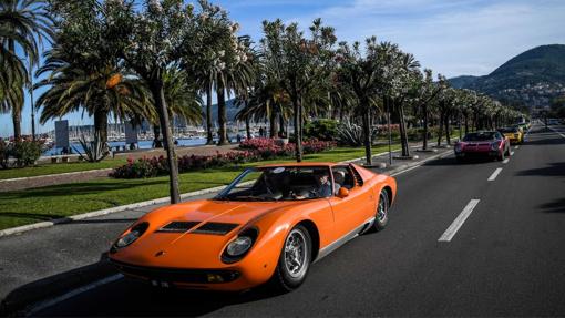 Imagen del Lamborghini Miura en carretera