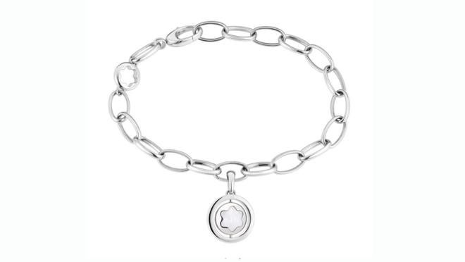 Pulsera Montblanc Star Signet, realizada en plata con detalles giratorios de madreperla y emblema de la marca (470 €)