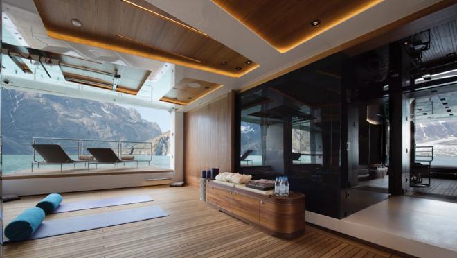 Entre el personal hay un instructor de yoga y un fisioterapeuta