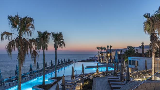 Vista nocturna de la infinity pool