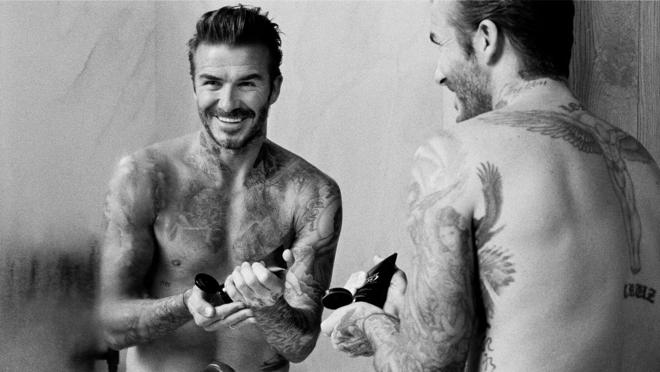 David Beckham tiene la mayor parte de su cuerpo tatuado, aunque solo con diseños en blanco y negro