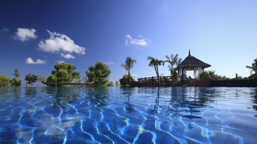 Una de las piscinas del resort Asia Gardens