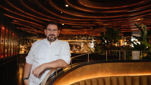 Dani García en la sala de su nuevo restaurante Leña