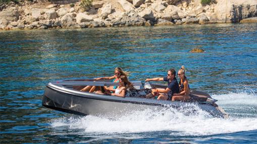 Modelo Vanqraft VQ16, híbrido de yate y moto acuática