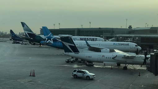 Imagen de aviones en el aeropuerto Internacional de Toronto