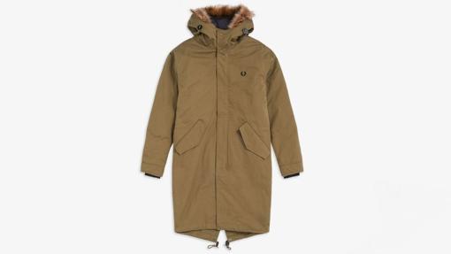 Parka con forro extraíble verde oliva, de Fred Perry (780 euros)