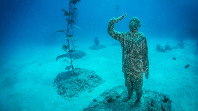 Las esculturas de Jason deCaires están totalmente integradas con la vegetación de este área