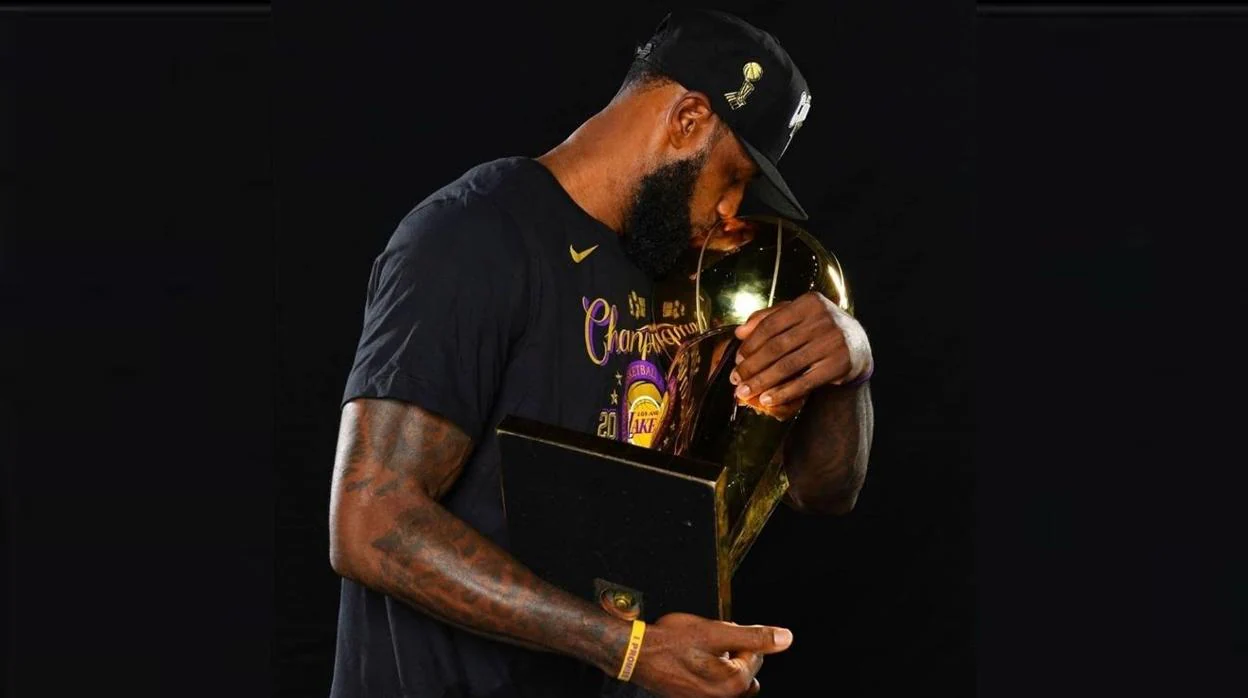 LeBron James sostiene su trofeo