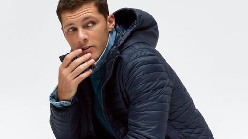 Modelo con prendas de la marca