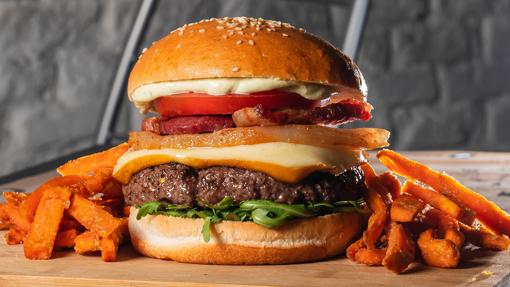 Una de las hamburguesas gourmet de La H es Muda