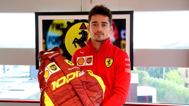 Charles Leclerc con uno de los monos de carreras de la subasta de Ferrari