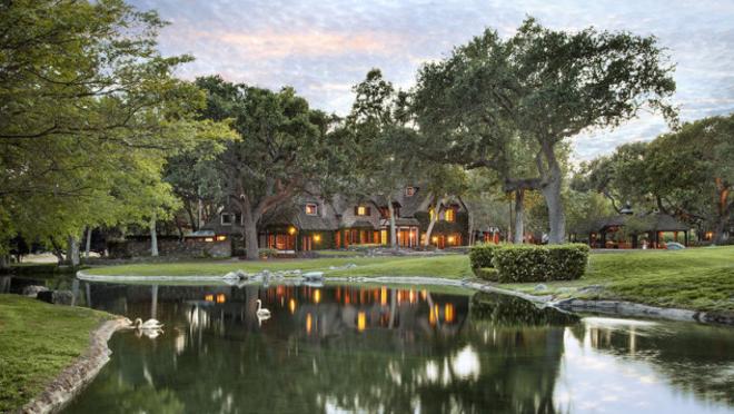 El rancho posee 2 lagos artificiales, su propia línea de ferrocarril, un parque de atracciones...