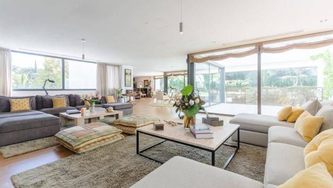 Los espacios abiertos y amplios ventanales hacen que sea muy luminosa