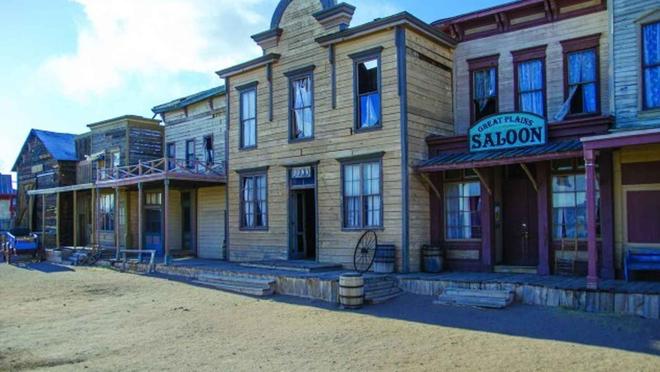 Entre las instalaciones destaca el estudio Western en el que se han rodado grandes éxitos