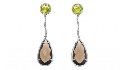Pendientes de cuarzo fumé y peridoto, de Sie7e. Precio: 1.950€