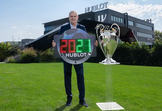 Ricardo Guadalupe, CEO de Hublot, con el panel del cuarto árbitro de la UEFA Champions League.