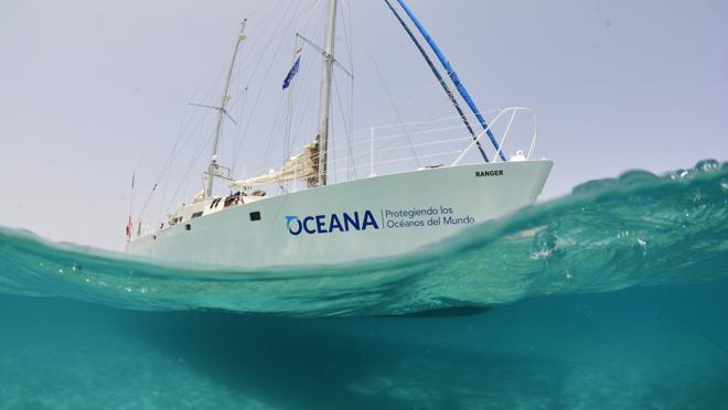 Foto del barco de Oceana con quien este verano Blancpain llevará a cabo expediciones en el arrecife de Alacranes, México.