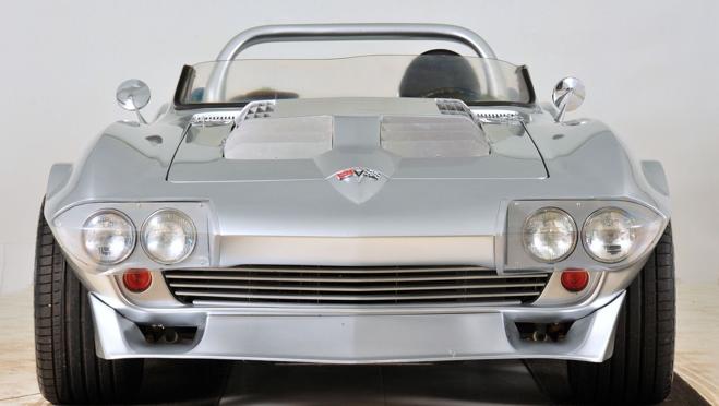 Viene equipado con un motor V8 de 5.7 litros que brinda una potencia de 380 CV