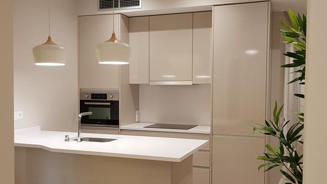 Los electrodomésticos se integran con el mobiliario de la sala