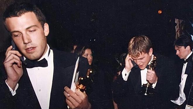 Ben Affleck y Matt Damon llamando a sus madres para comunicarles que habían ganado el Oscar por 'El indomable Will Hunting' (1997)