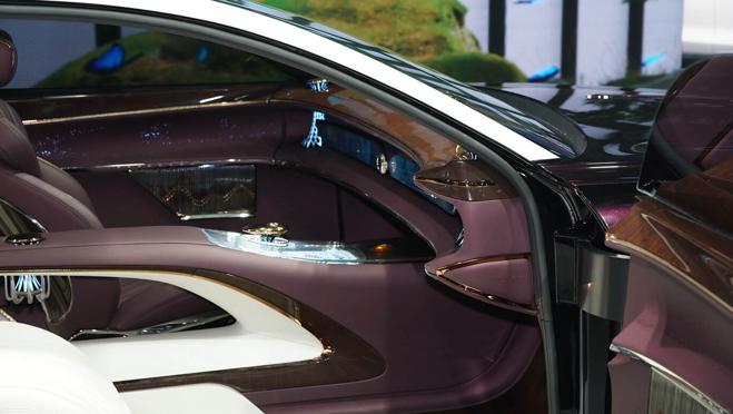 El volante se ha sustituido por dos pantallas