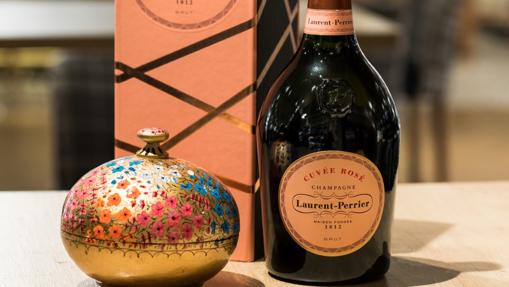 Botella de Laurent-Perrier Cuveé Rosé y bombones