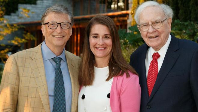 Bill y Melinda Gates junto a Warren Buffett