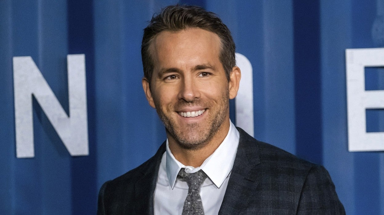 Los hombres jóvenes apuestan por operaciones para corregir defectos como la nariz o las orejas de soplillo. En la imagen, Ryan Reynolds quien podría haberse operado de la nariz hace años