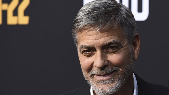 Una de las operaciones más demandadas entre los hombres maduros es la blefaroplastia o cirugía de párpados que ayuda a combatir las bolsas, las ojeras, las arrugas o el párpado caído. George Clooney es uno de los famosos que podría haberse sometido a una blefaroplastia