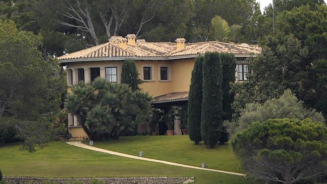 Se encuentra situada en una de las urbanizaciones más exclusivas