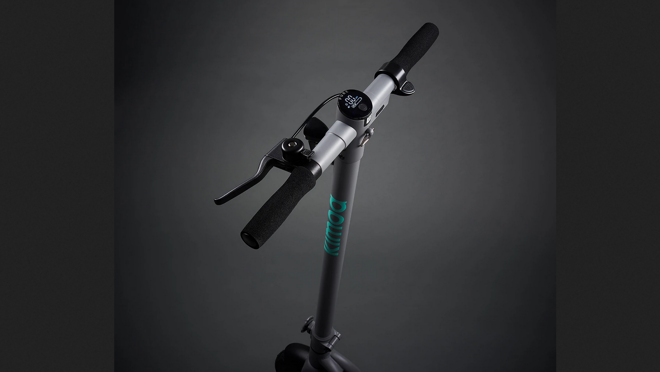 El manillar cuenta con un puerto de carga USB para smarthphones