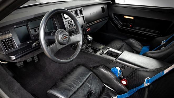 El interior incluye algunos extras de seguridad como arneses de competición y una jaula antivuelco