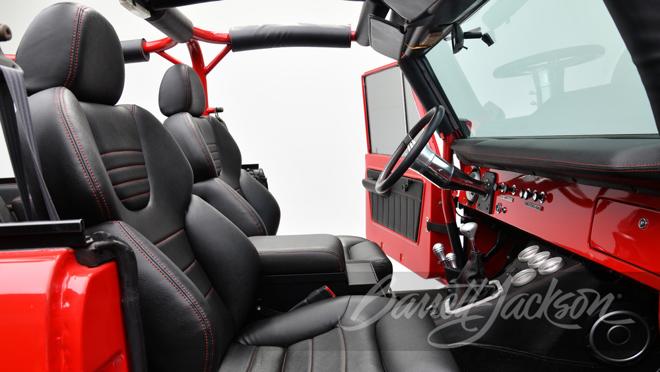 El interior incluye un volante billet y un equipo de sonido Kenwood